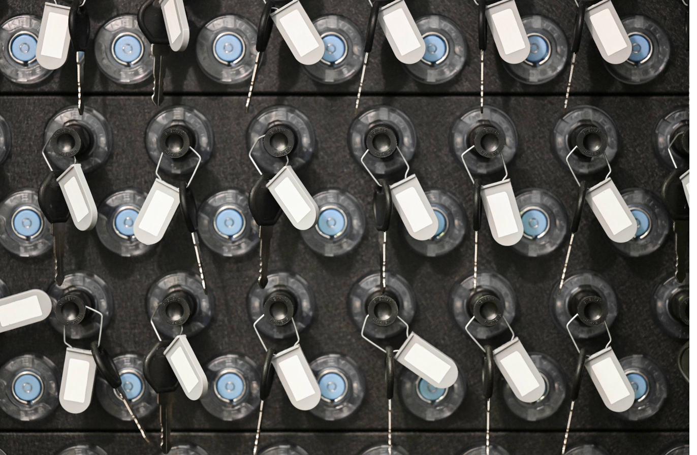 Schlüsselanhänger an LED-beleuchteten Halterungen in einem KEYper-Schrank