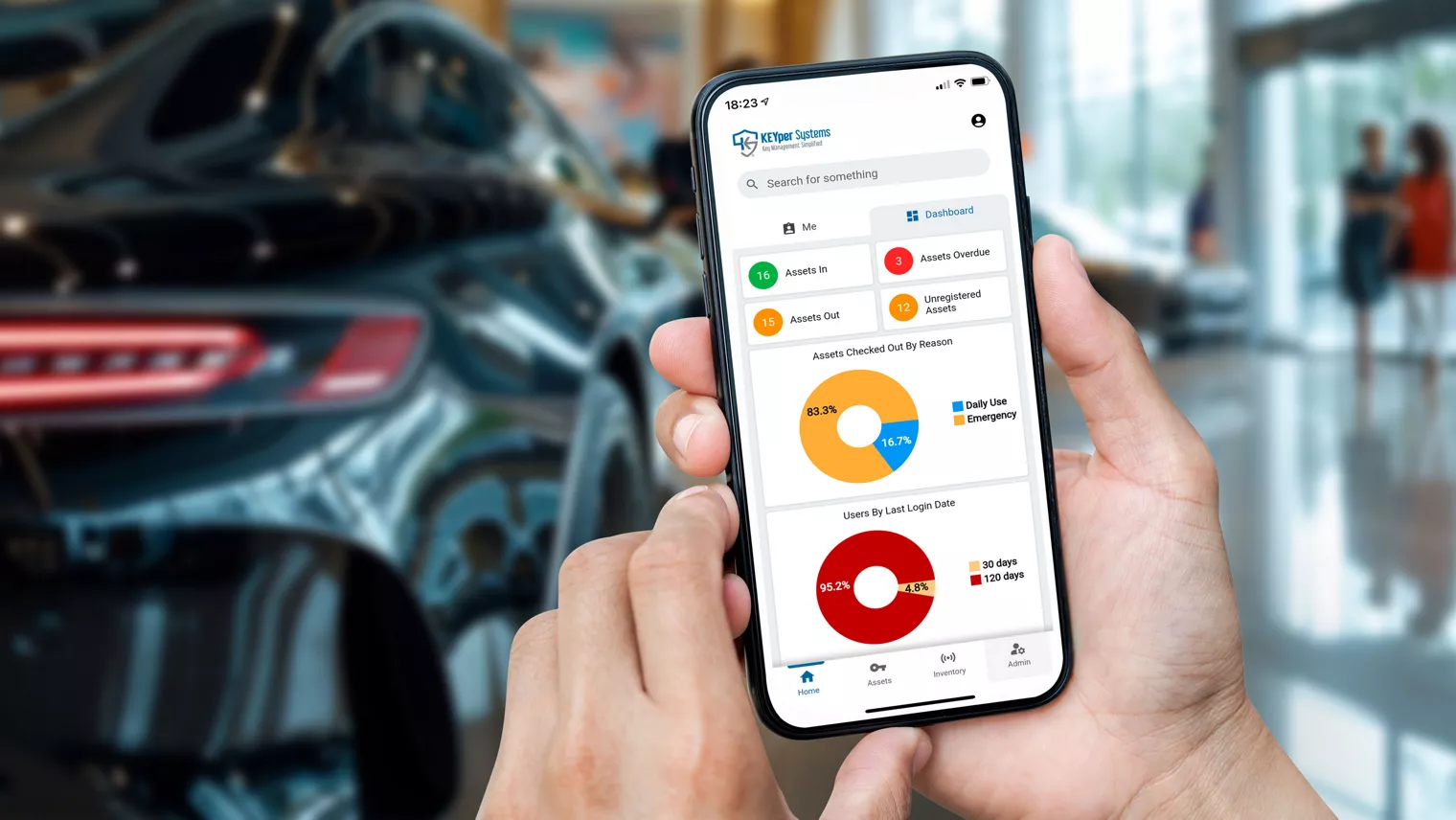 Smartphone zeigt das KEYper GO Dashboard in einem Autohaus