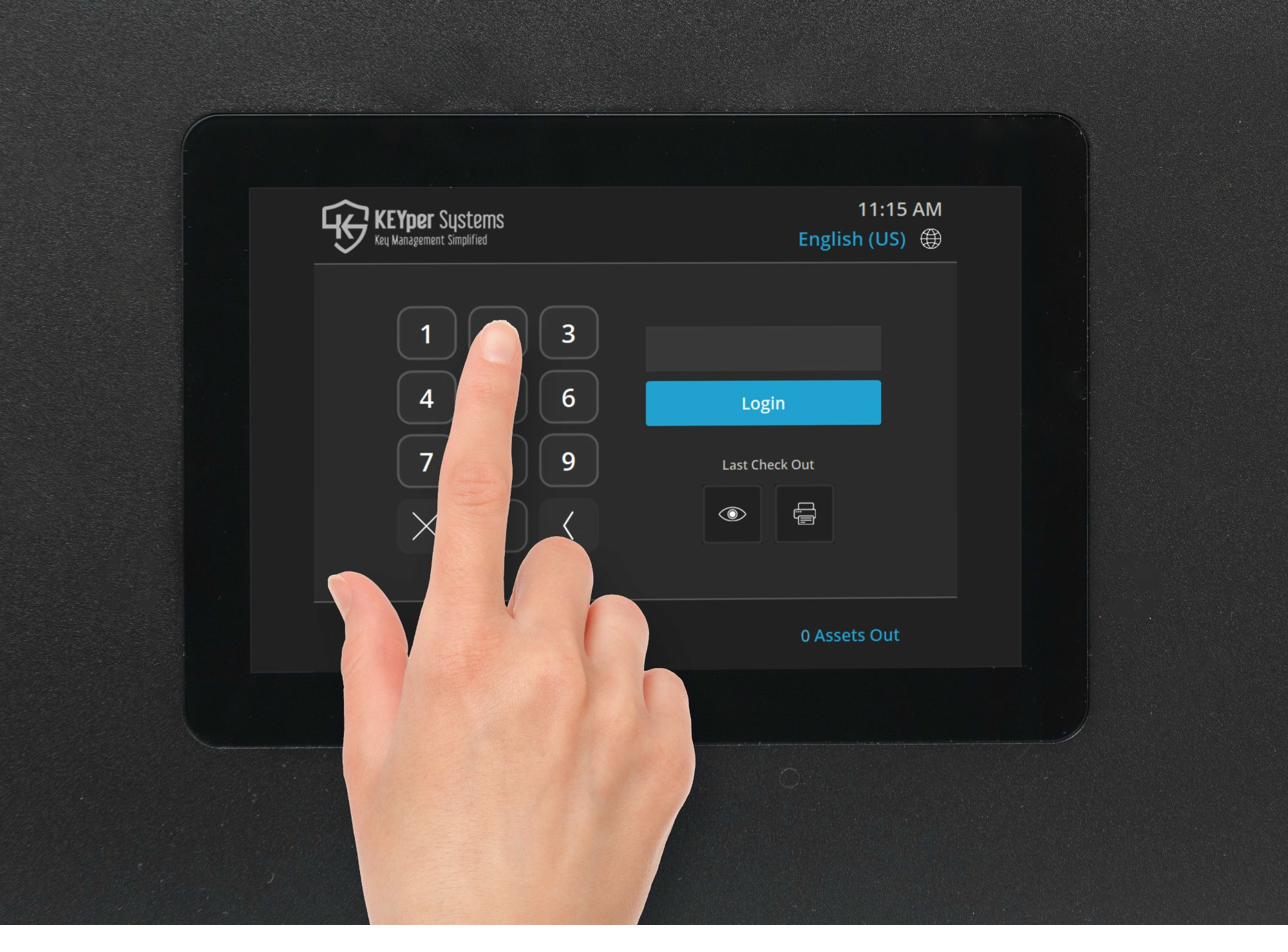 Hand bedient den Touchscreen eines KEYper-Schranks